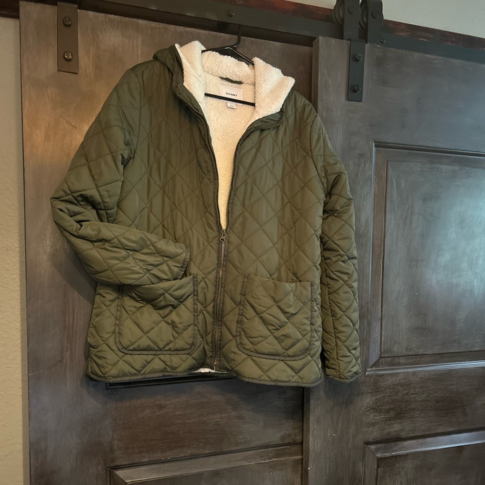 Ladies Old Navy quilted jacket with Sherpa lining size L